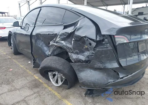 2024 Tesla Model Y Long Range Dual Motor All-Wheel Drive/Rwd z USA, uszkodzony, nr VIN 7SAYGDED1RF093114